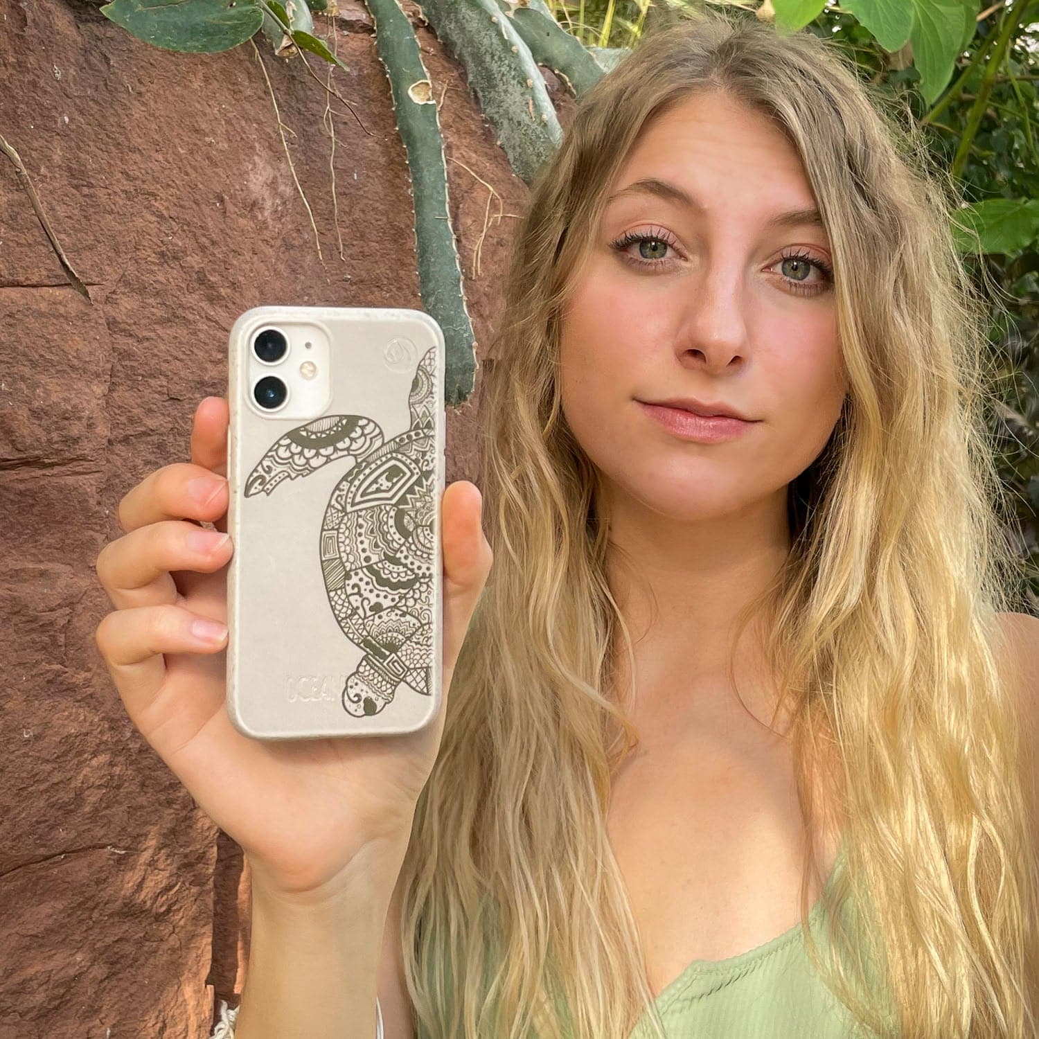 iPhone 13 pro Hülle - beige - "GREEN TURTLE" - nachhaltig – Ansicht 3