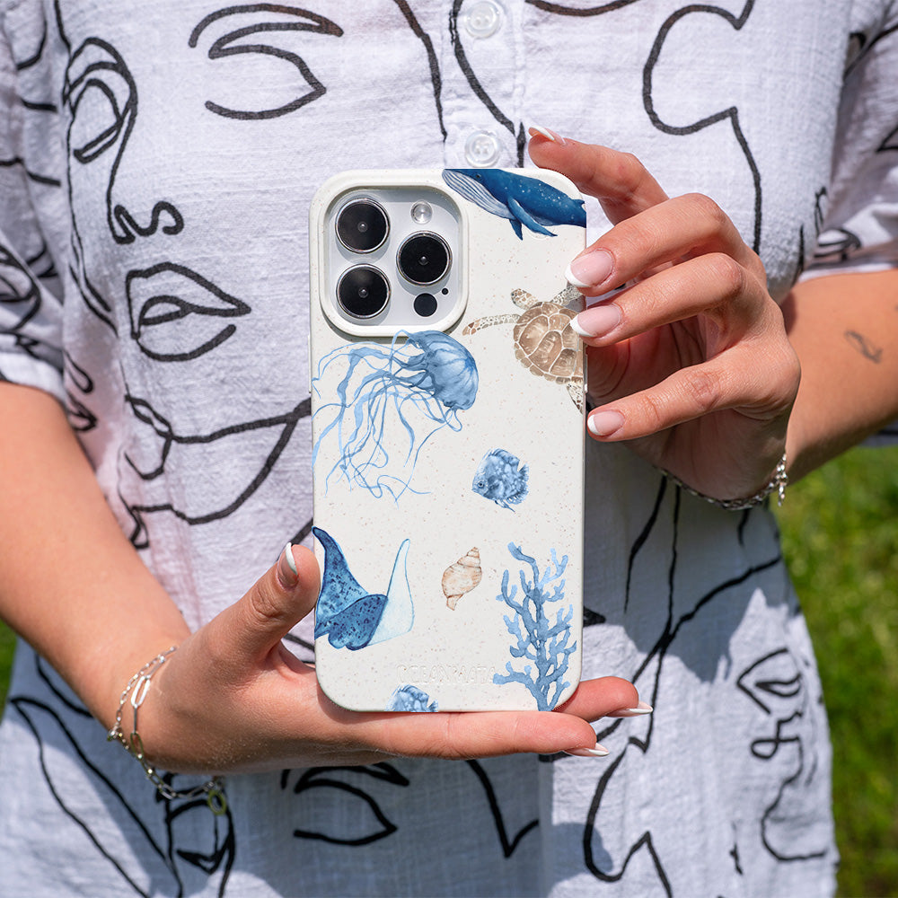 iPhone 13 mini hoesje - witte schildpad - "Turtle & Friends" - duurzaam