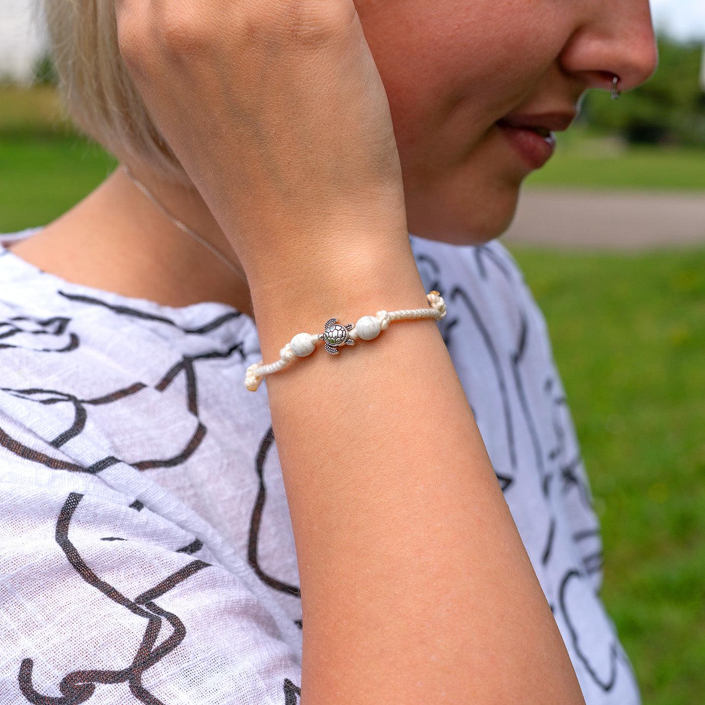 Armband wit "TURTLE"