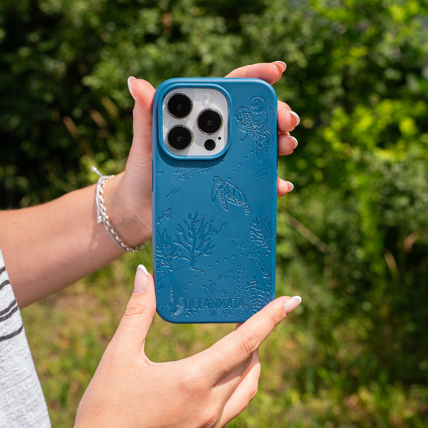 iPhone 15 pro Hülle 'TURTLE Family' - blau - nachhaltig – Ansicht 5