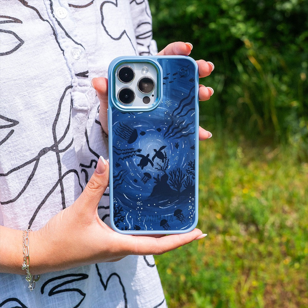 Nachhaltige Handyhülle iPhone 13 mini Ameliesdream — in der Hand