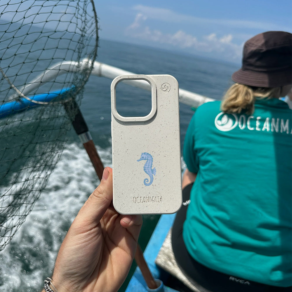 iPhone 16e/17e Hülle - Seepferdchen weiß - "SeahorseTale" - nachhaltig