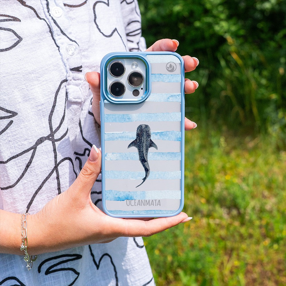 Nachhaltige Handyhülle iPhone 16 Lonewanderer aus Ocean Plastic — in der Hand