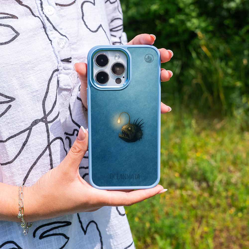 iPhone 15 pro Hülle - Anglerfisch blau - "Sour" - nachhaltig