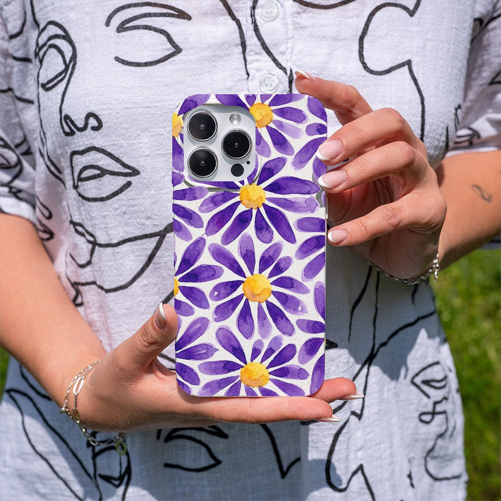 Biologisch abbaubare Handyhülle iPhone 17 Purplebloom — kompostierbar — in der Hand