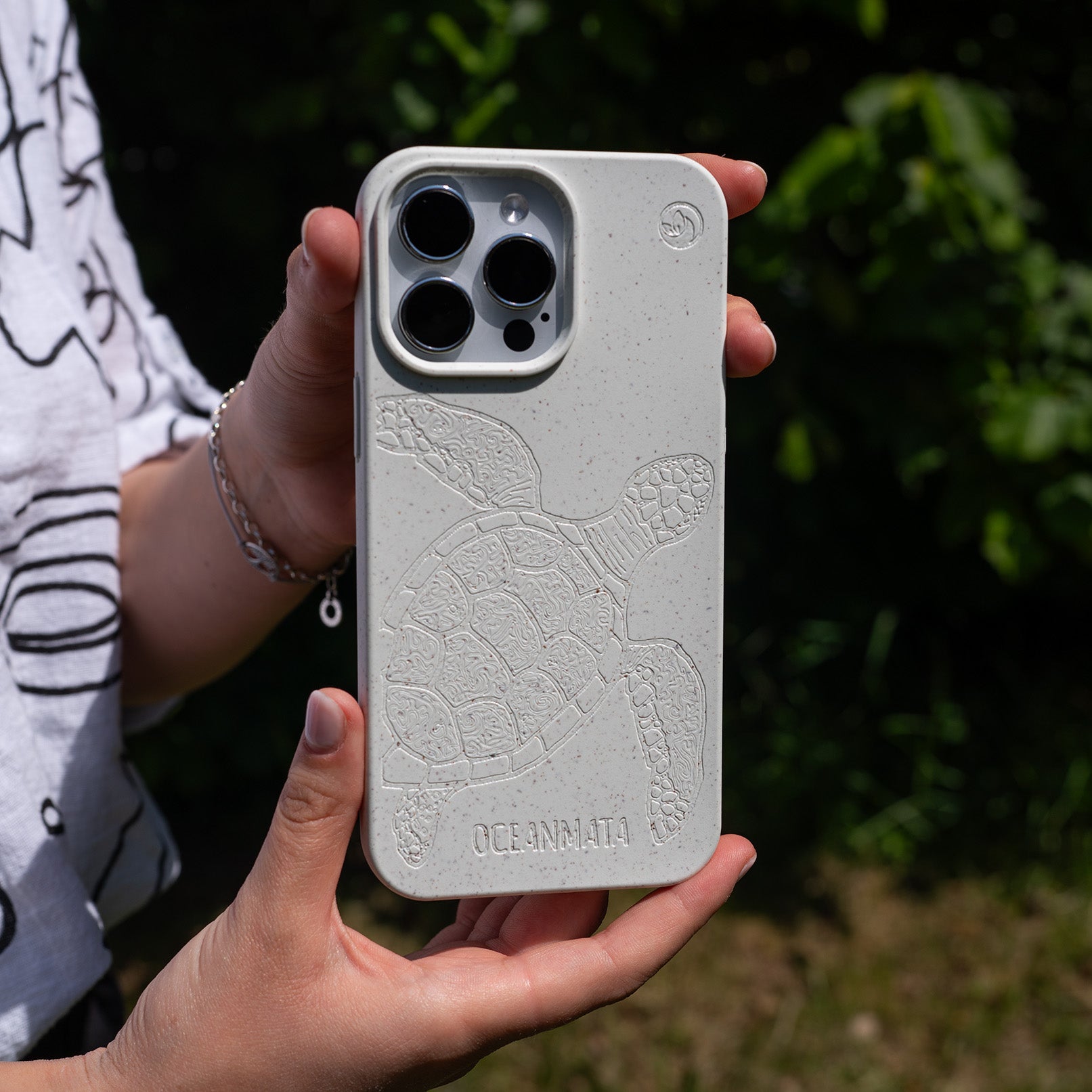 iPhone 16e Hülle - Schildkröte bunt - "Kura-Kura" - nachhaltig