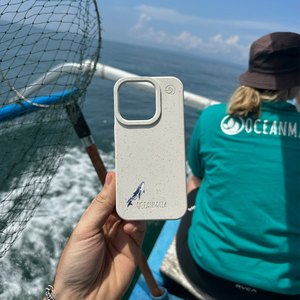 iPhone 15 pro Hülle - Buckelwal weiß - "OceanLullaby" - nachhaltig