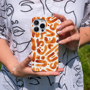 Biologisch abbaubare Handyhülle iPhone 11 Buchstabensuppe — kompostierbar — in der Hand