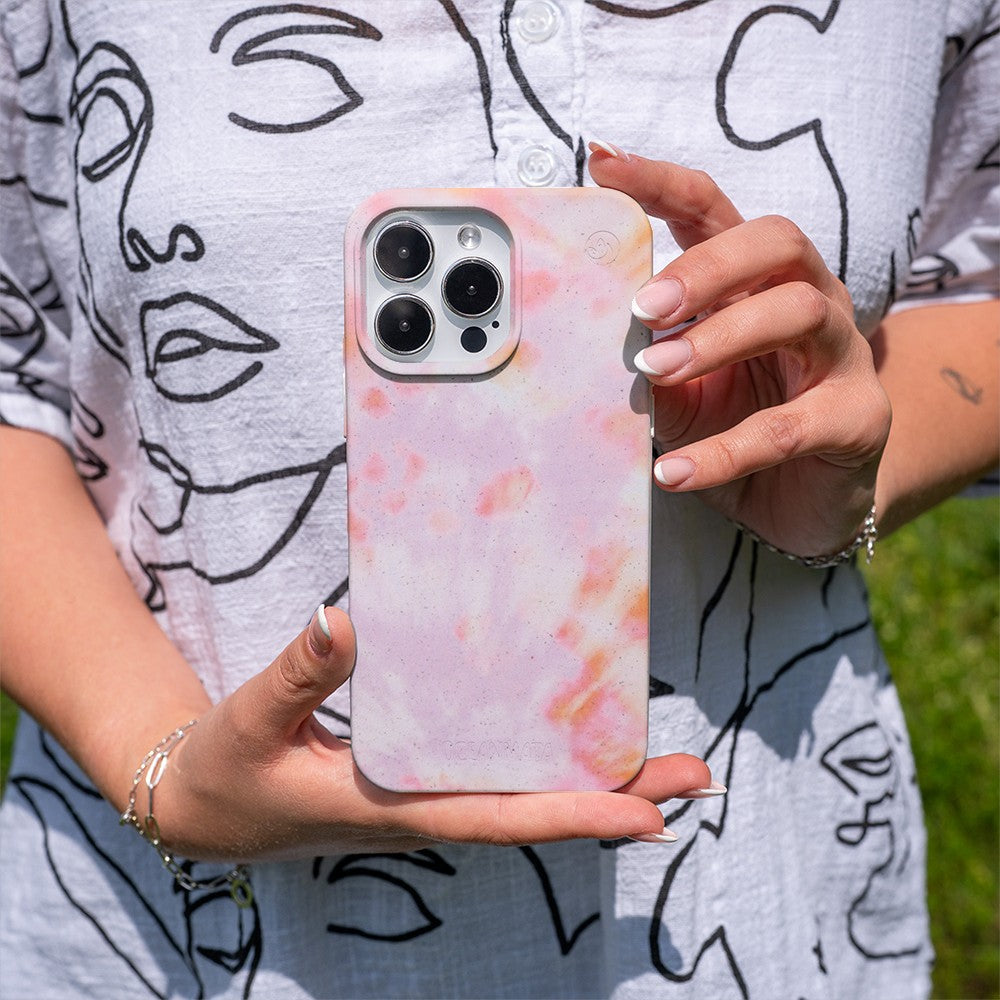 Biologisch abbaubare Handyhülle iPhone 15 Coralful — kompostierbar — in der Hand