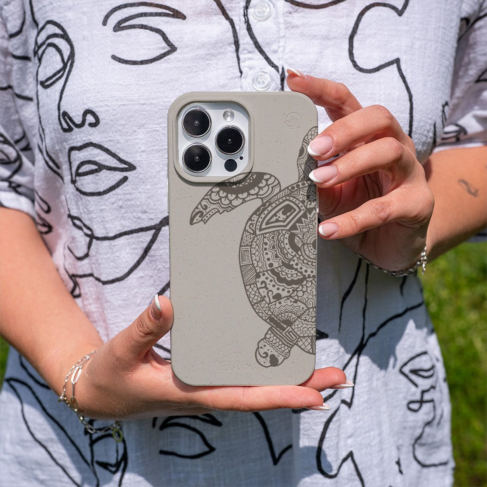 Biologisch abbaubare Handyhülle iPhone 15 Greenturtle — kompostierbar — in der Hand
