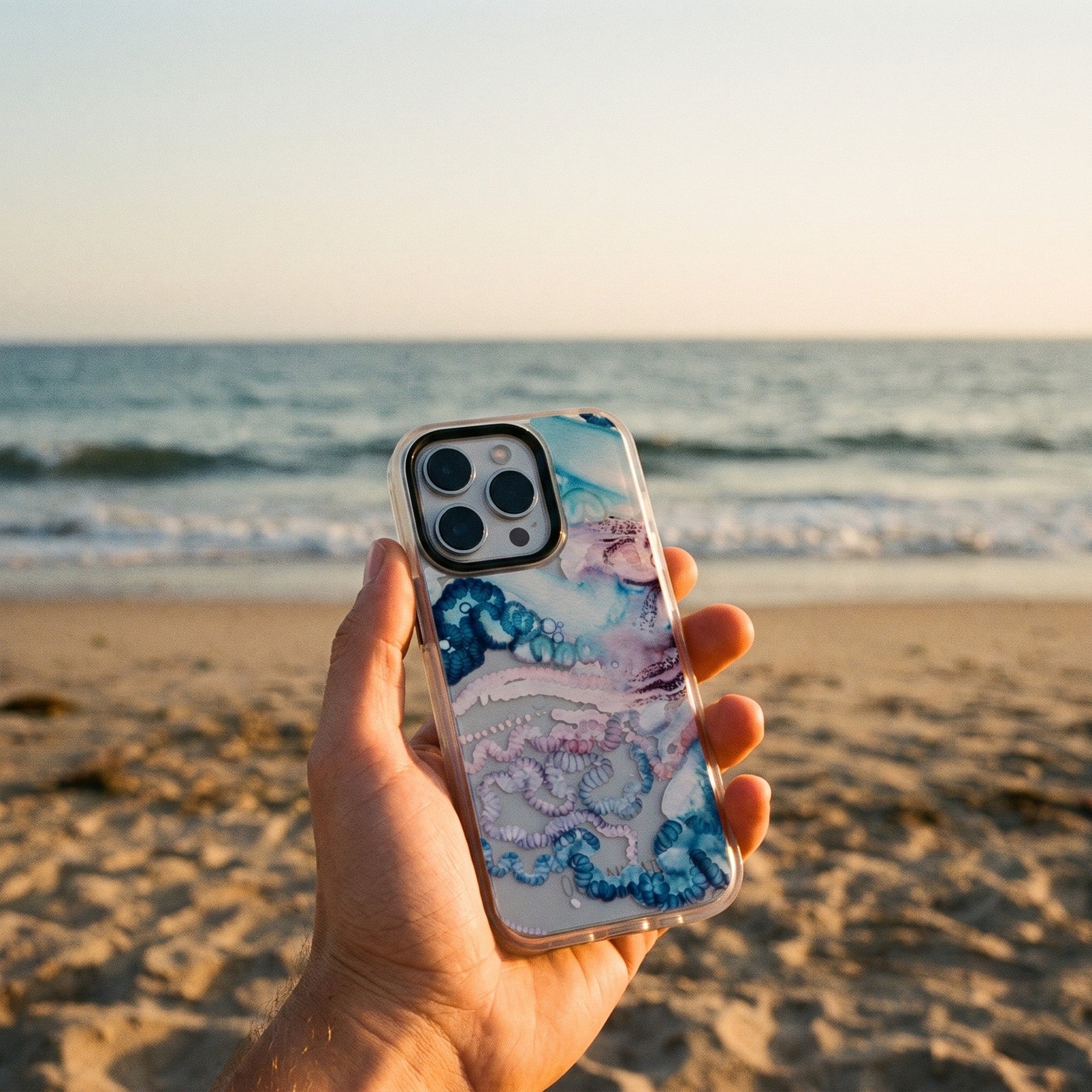 Nachhaltige Handyhülle iPhone 17 Menowar aus Ocean Plastic — in der Hand