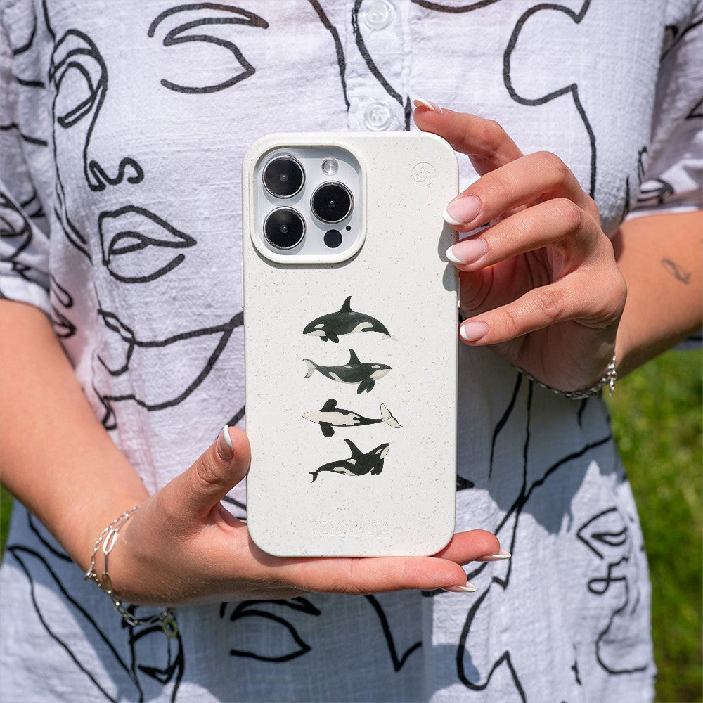 Biologisch abbaubare Handyhülle iPhone 18 Pro / 17 Pro Orcafamily — kompostierbar — in der Hand