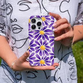 Biologisch abbaubare Handyhülle iPhone 14 pro Purplebloom — kompostierbar — in der Hand