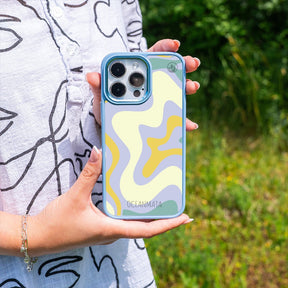 Nachhaltige Handyhülle iPhone 17 pro max Retrosummer aus Ocean Plastic — in der Hand