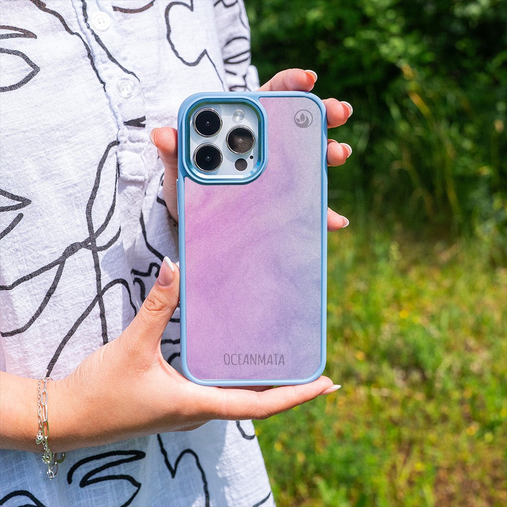Nachhaltige Handyhülle iPhone 17 Sunrise aus Ocean Plastic — in der Hand