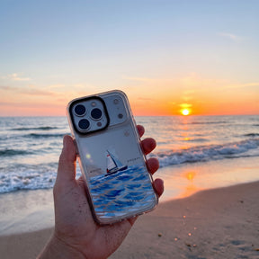 Nachhaltige Handyhülle iPhone 14 pro Towardsthehorizon aus Ocean Plastic — in der Hand