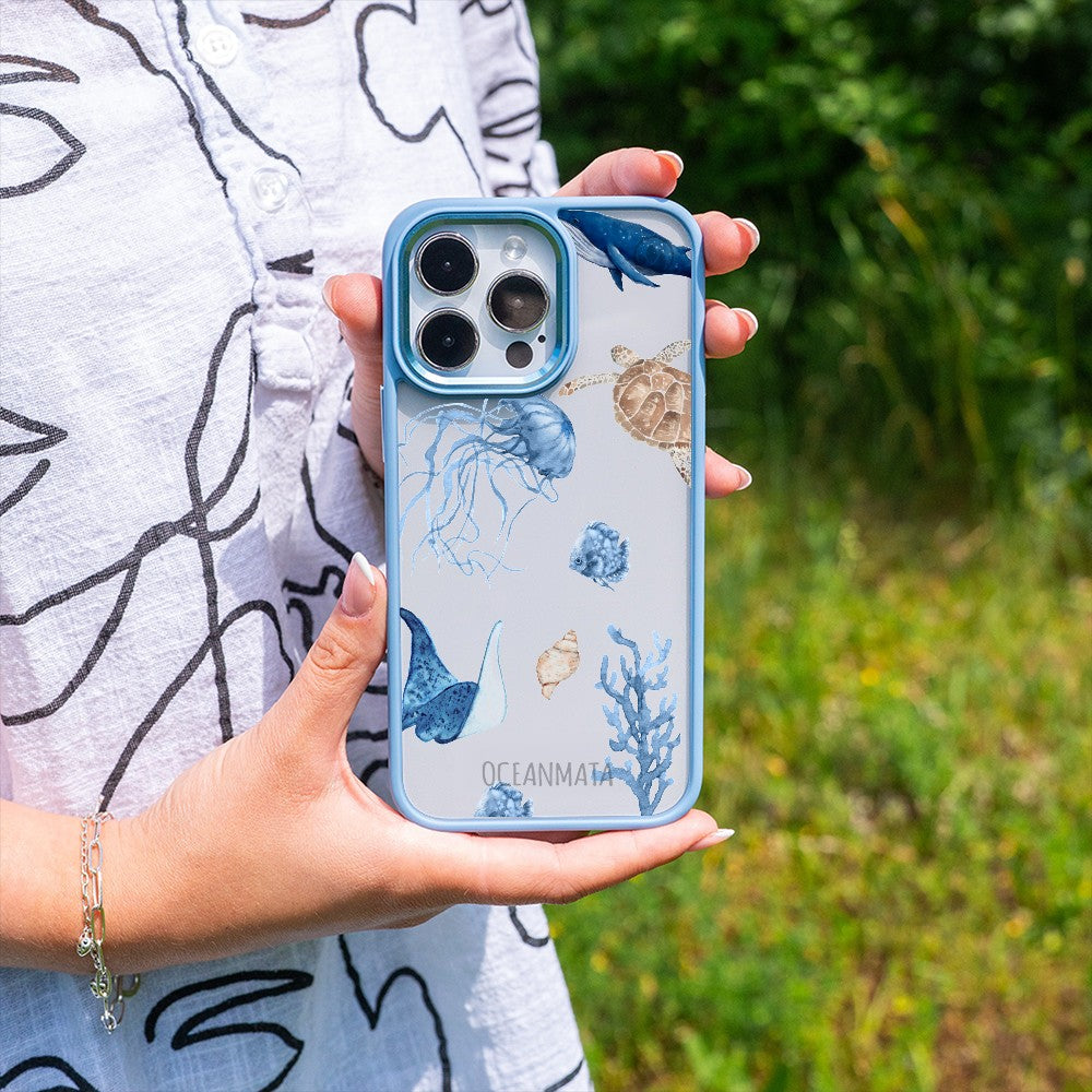 Nachhaltige Handyhülle iPhone 17 pro max Turtleandfriends aus Ocean Plastic — in der Hand