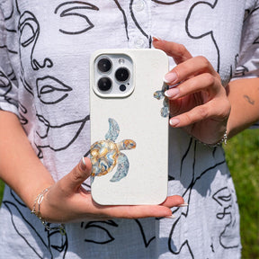 Biologisch abbaubare Handyhülle iPhone 18 Pro / 17 Pro Turtlegaze — kompostierbar — in der Hand