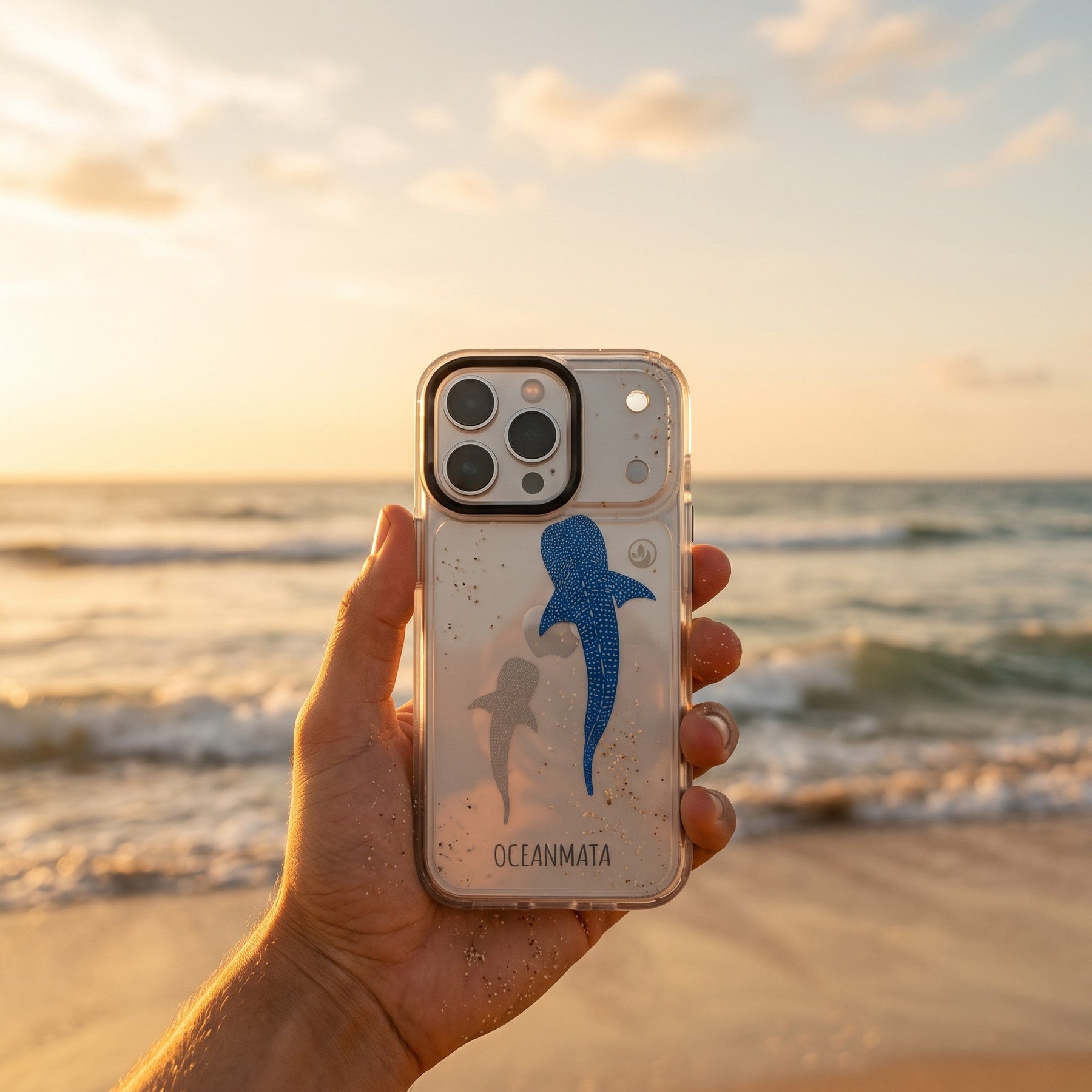 Nachhaltige Handyhülle Samsung S26+ Walhai aus Ocean Plastic — in der Hand