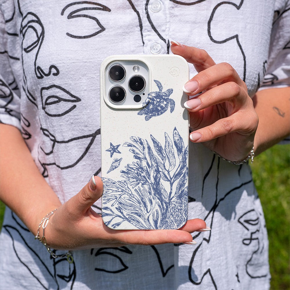 Biologisch abbaubare Handyhülle Google Pixel 9 / 9 Pro Whitesilentwaves — kompostierbar — in der Hand